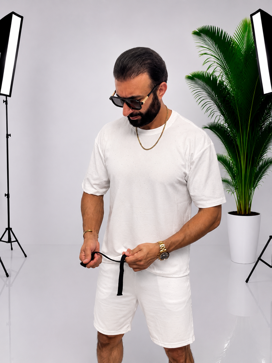 Set bărbătesc alb cu pietre decorative – Tricou și pantaloni scurți cu design elegant