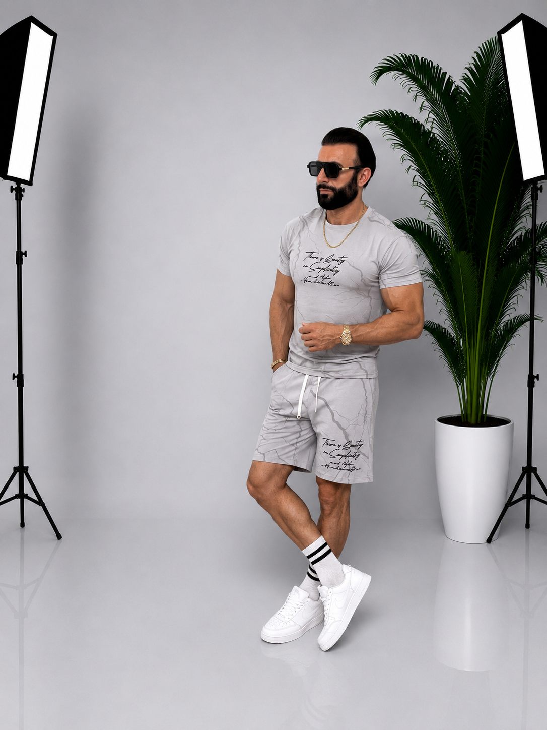 Set bărbătesc gri deschis – Tricou și pantaloni scurți cu imprimeu modern și mesaj pe spate