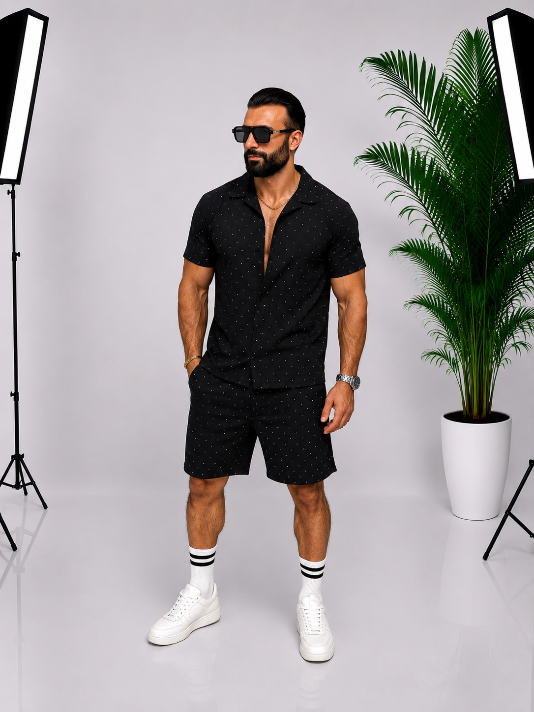 Set bărbătesc elegant de vară – Cămașă cu mânecă scurtă și pantaloni scurți negri cu imprimeu discret