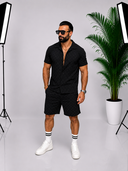 Set bărbătesc elegant de vară – Cămașă cu mânecă scurtă și pantaloni scurți negri cu imprimeu discret