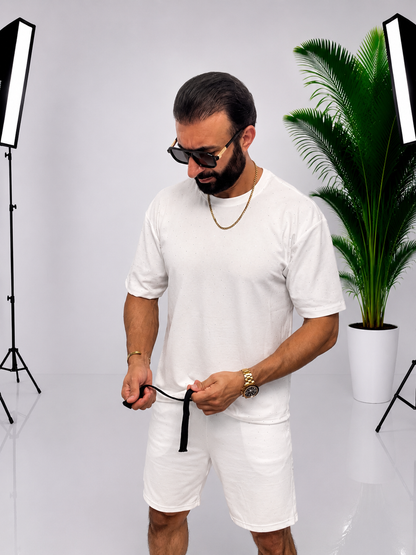 Set bărbătesc alb cu pietre decorative – Tricou și pantaloni scurți cu design elegant