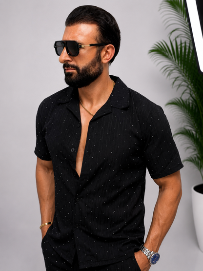 Set bărbătesc elegant de vară – Cămașă cu mânecă scurtă și pantaloni scurți negri cu imprimeu discret