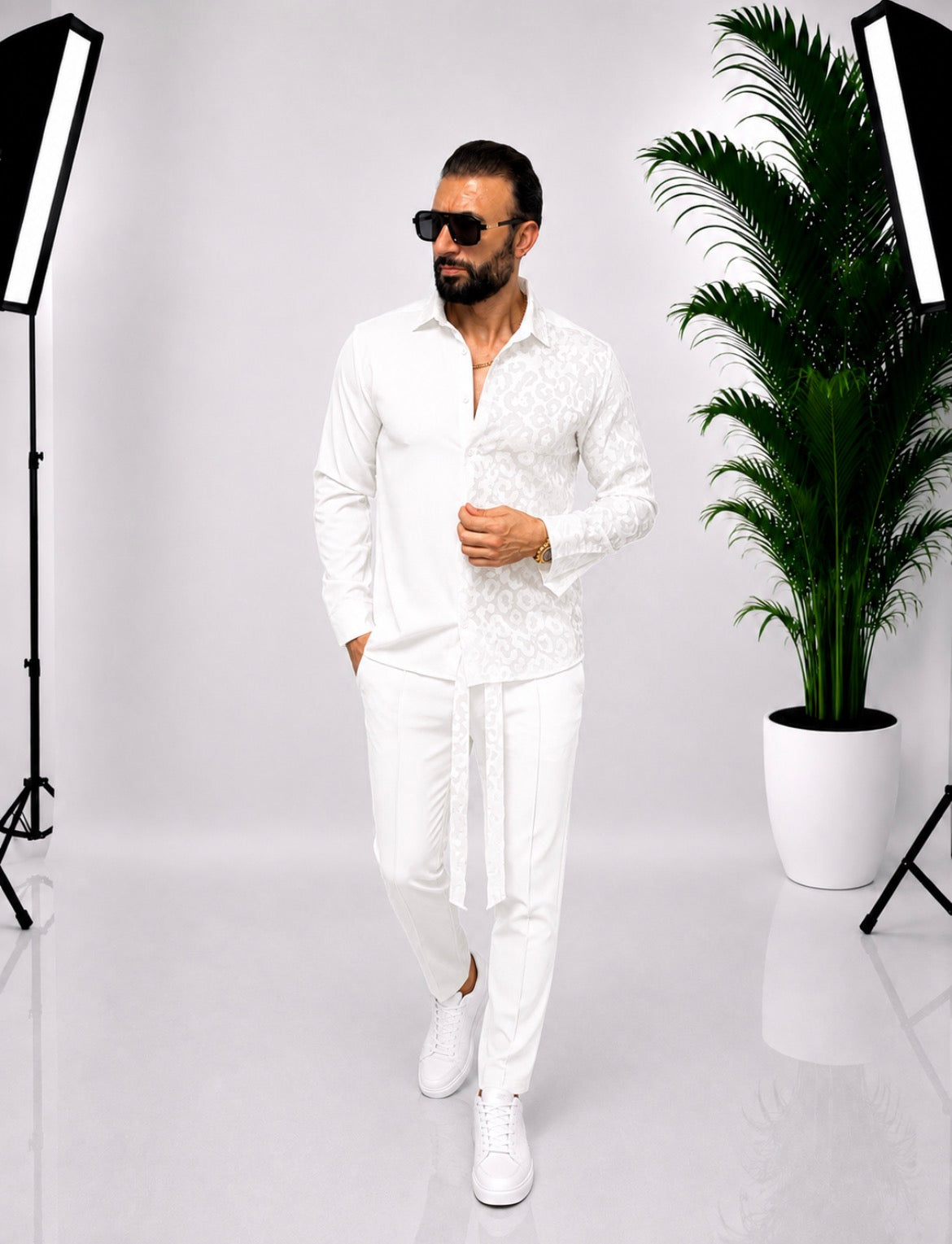 🤍 SET ELEGANT PENTRU BĂRBAȚI – ALB CU DETALII LEOPARD SATINAT