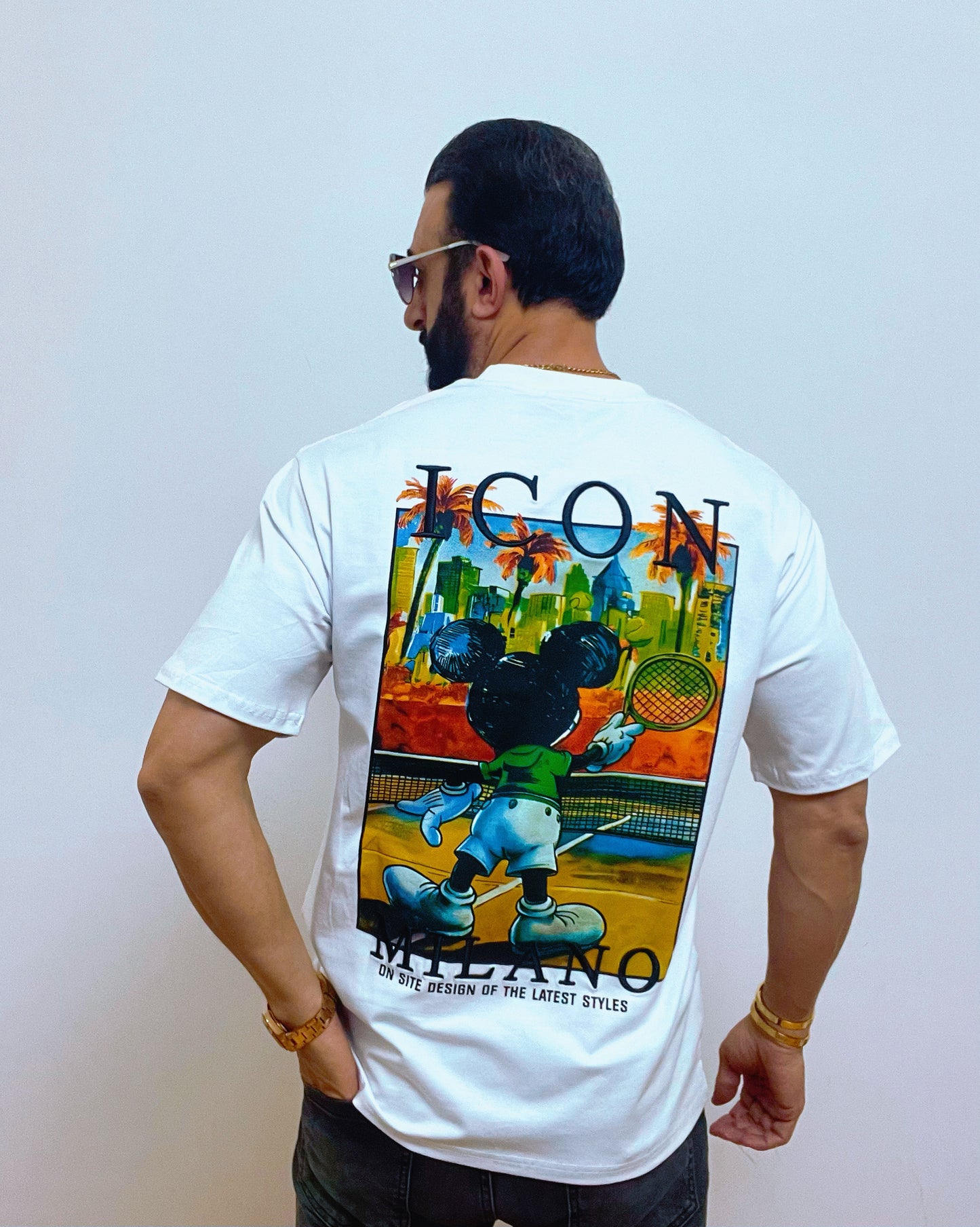 Tricou bărbătesc 95% bumbac, 5% elastan cu imprimeu grafic mare și text modern – descriere detaliată