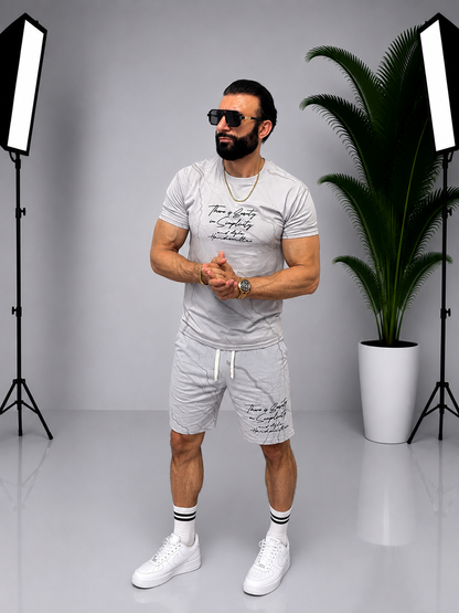 Set bărbătesc gri deschis – Tricou și pantaloni scurți cu imprimeu modern și mesaj pe spate