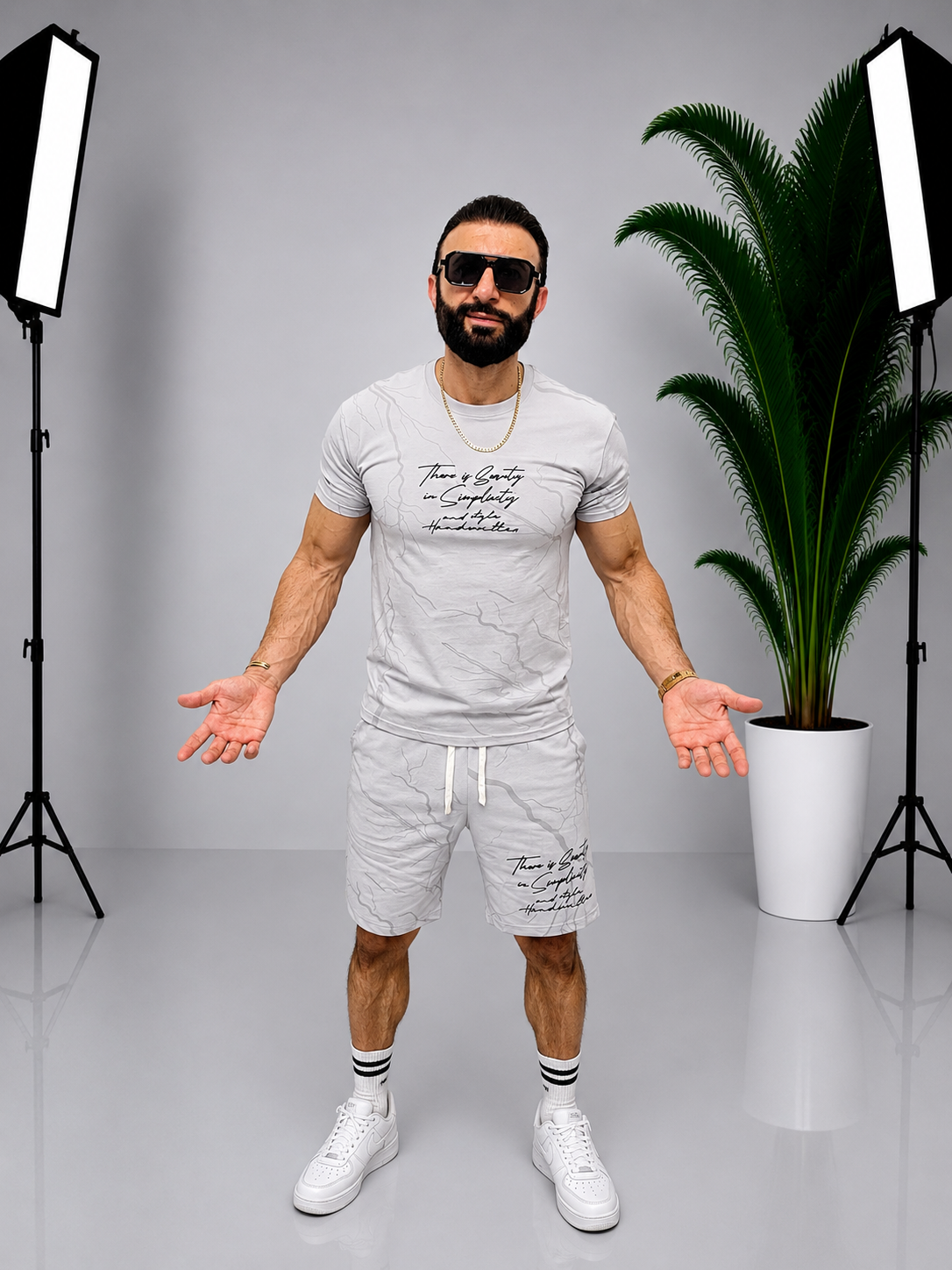 Set bărbătesc gri deschis – Tricou și pantaloni scurți cu imprimeu modern și mesaj pe spate