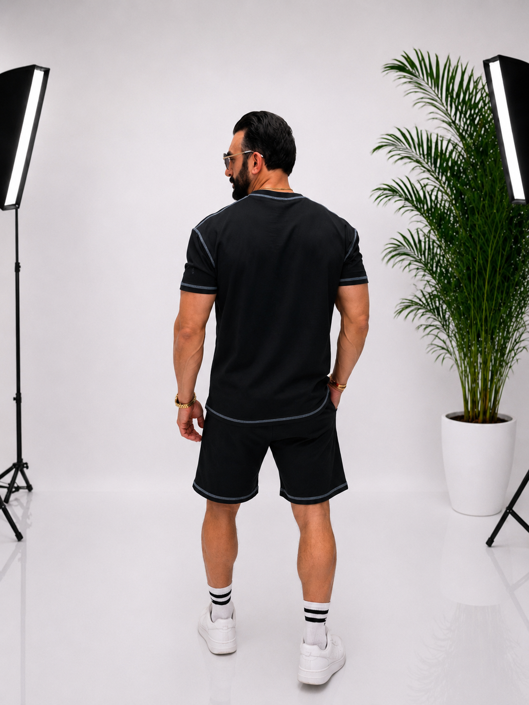 Set bărbătesc negru – eleganță modernă, flexibilitate și design care evidențiază silueta