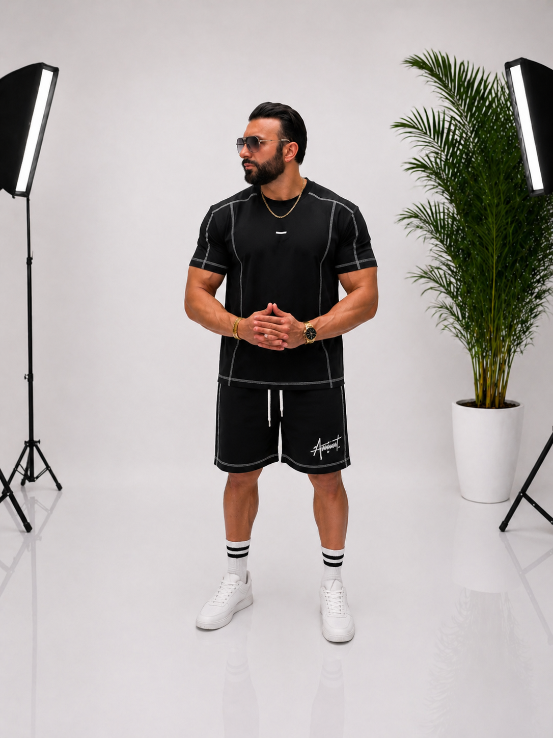 Set bărbătesc negru – eleganță modernă, flexibilitate și design care evidențiază silueta