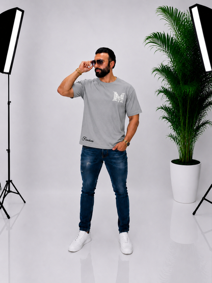 Tricou Premium Gri pentru Bărbați – Design Modern cu Detalii Statement