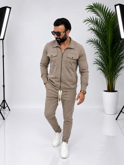 SET BĂRBĂTESC DE TRAINING CULOARE CREM ÎNCHIS – 95% BUMBAC, DESIGN MODERN ȘI CONFORTABIL