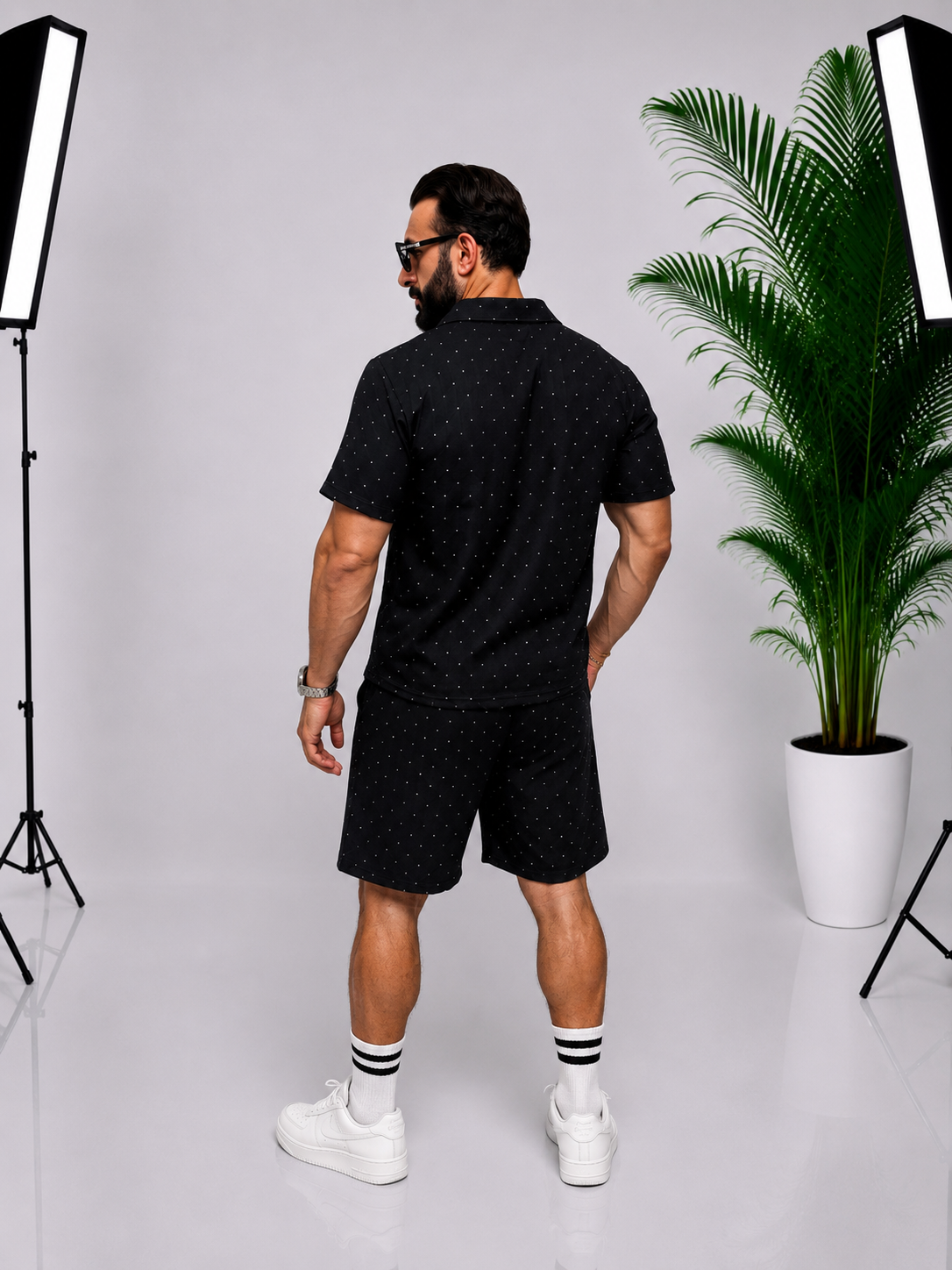 Set bărbătesc elegant de vară – Cămașă cu mânecă scurtă și pantaloni scurți negri cu imprimeu discret