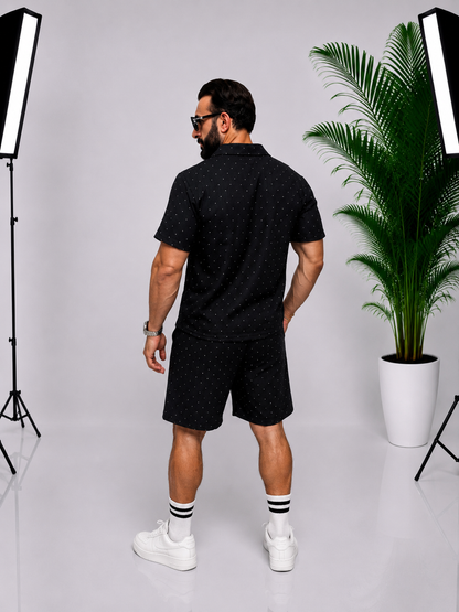 Set bărbătesc elegant de vară – Cămașă cu mânecă scurtă și pantaloni scurți negri cu imprimeu discret