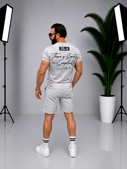 Set bărbătesc gri deschis – Tricou și pantaloni scurți cu imprimeu modern și mesaj pe spate